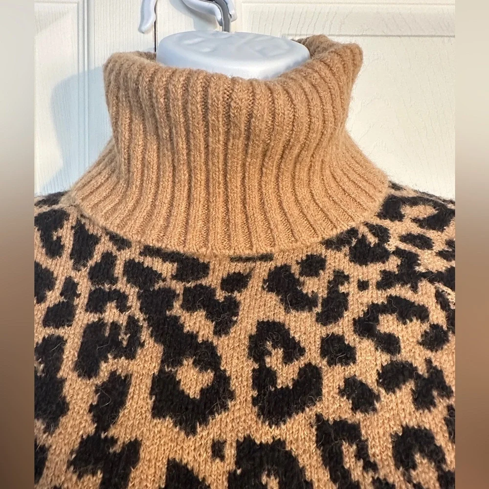 Turtleneck sweater in leopard Supersoft yarn. J.crew size small